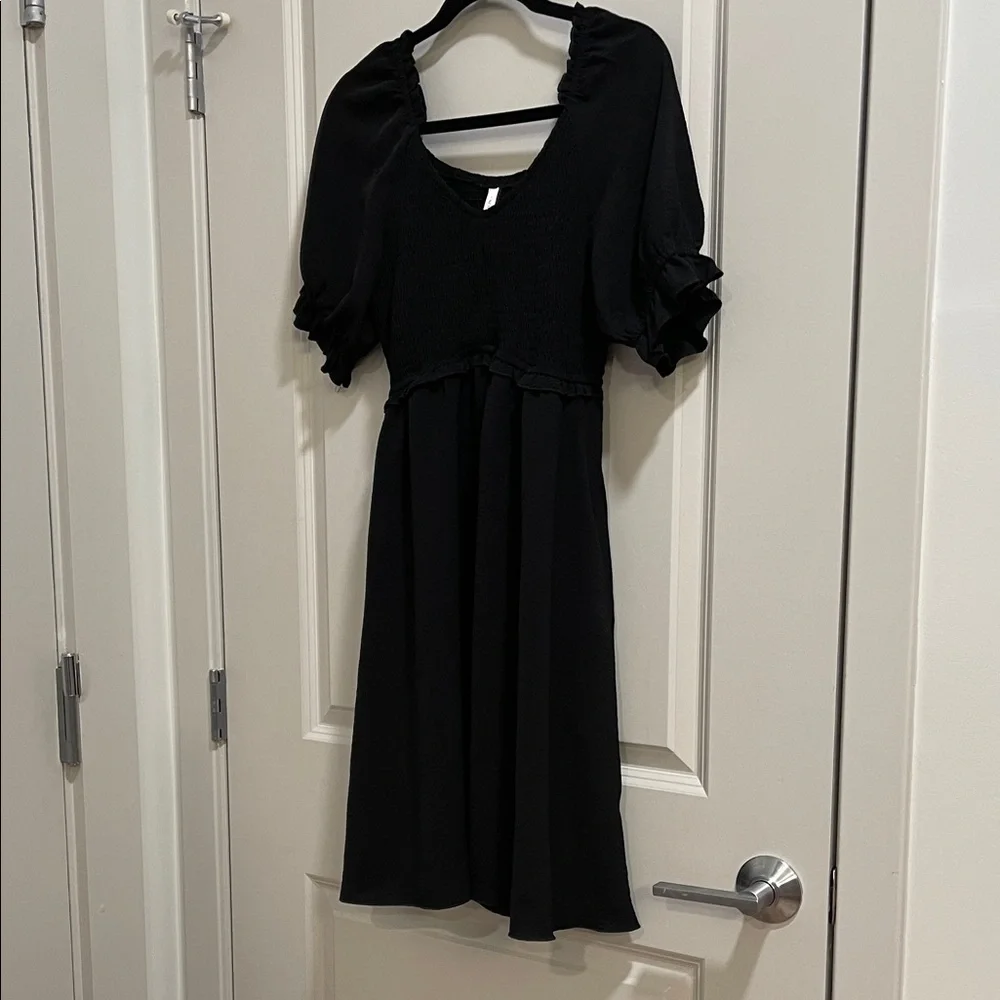 Chic Black Midi Dress with Ruffled Sleeves - Picture 1 of 4